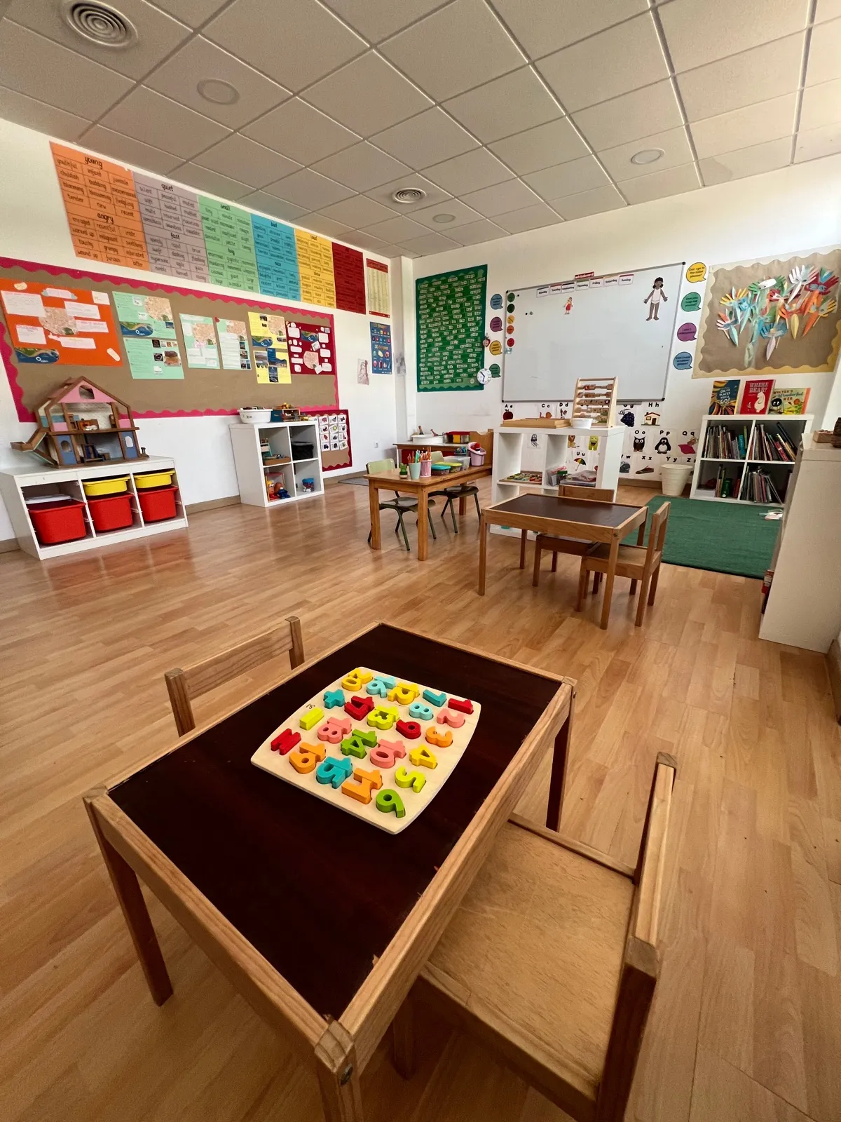 El aula luminosa de infantil de la academia