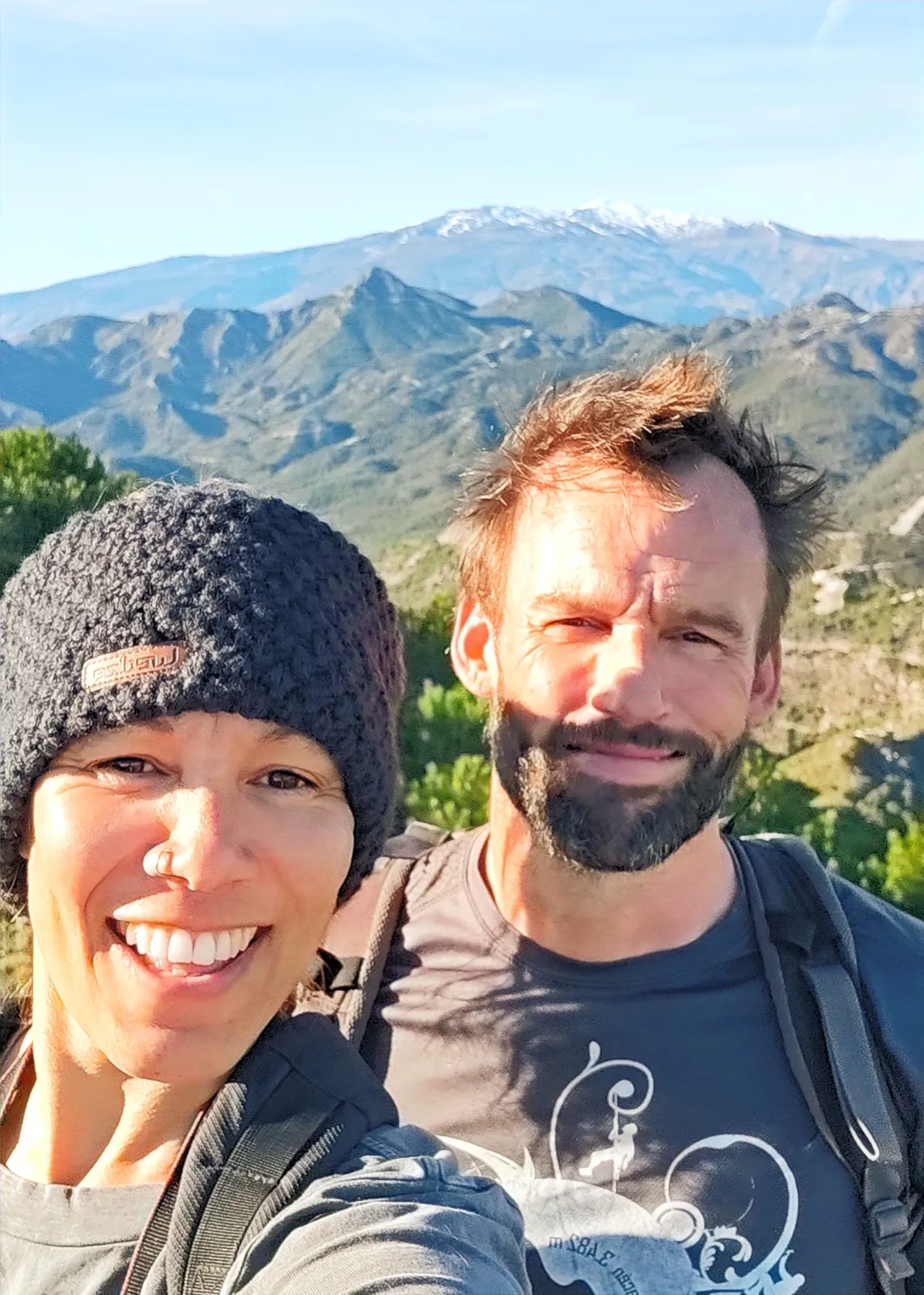 Los fundadores haciendo senderismo en la sierra de la costa andaluza