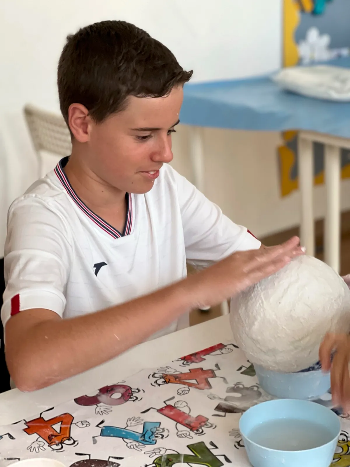 Un alumno adolescente trabajando en un proyecto en clase