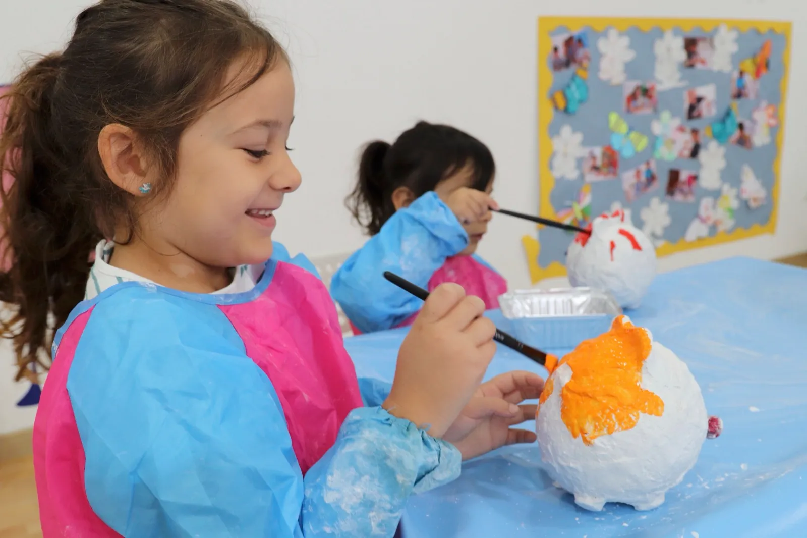 Niños haciendo una manualidad en el aula