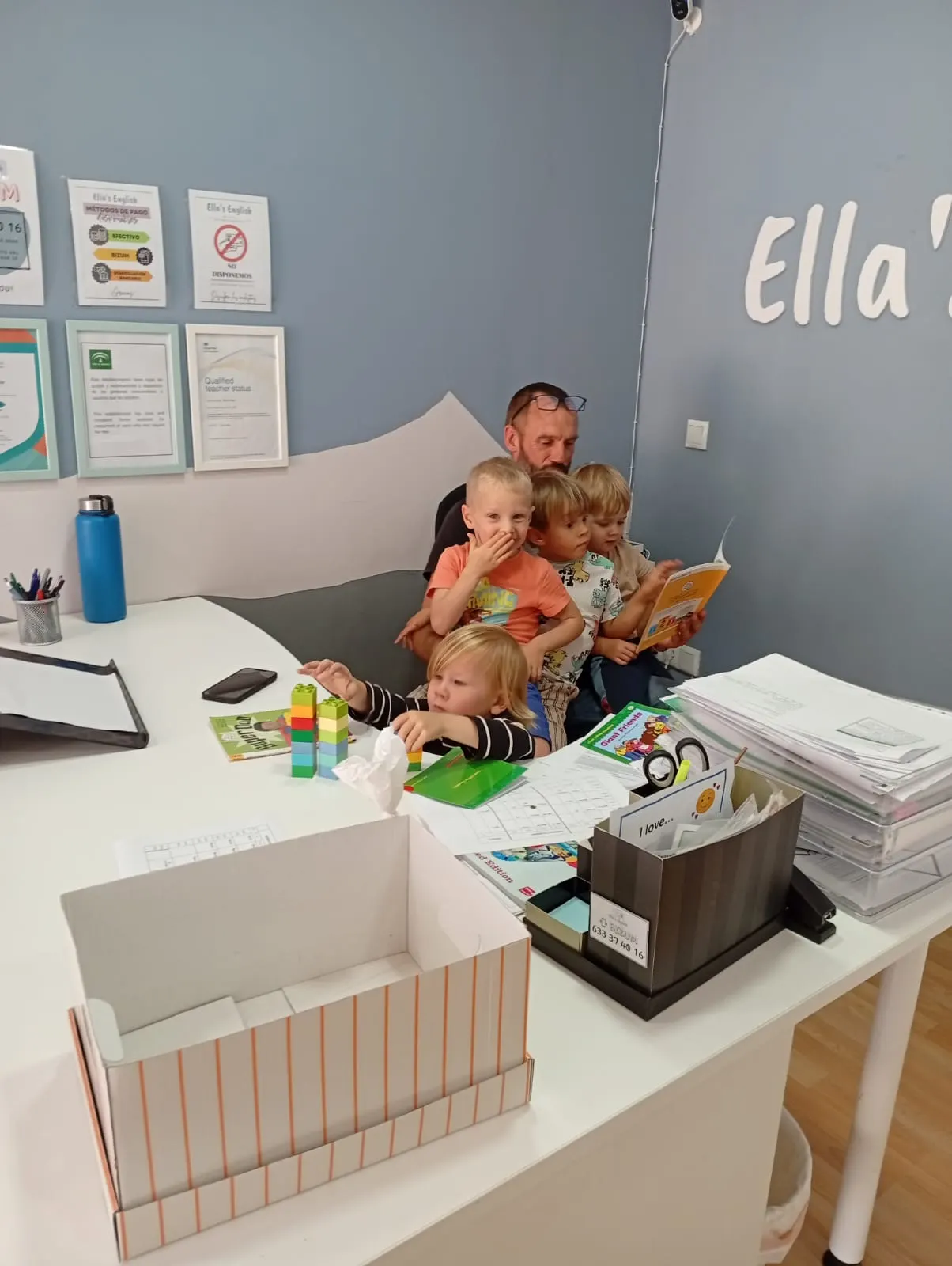Niños leyendo juntos en la academia Ella's English de Motril