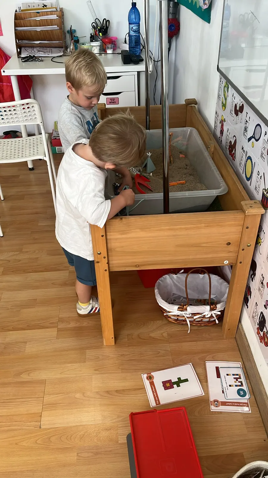 Dos niños explorando la mesa de agua en el aula
