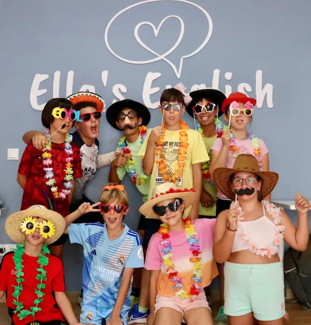 Alumnos de Ella's English disfrazados, listos para una sesión de teatro
