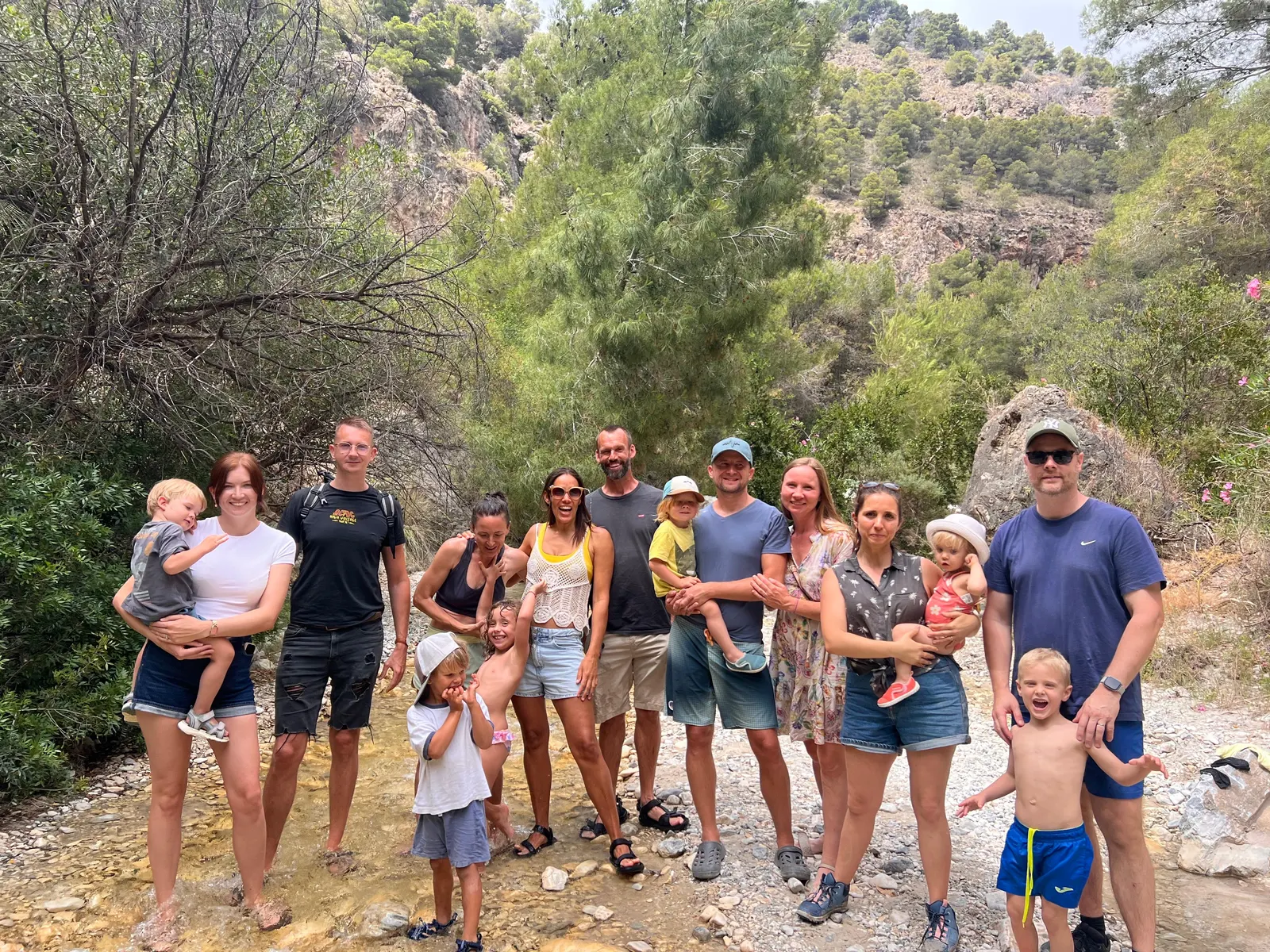 Familia de Ella's English de excursión por la sierra sobre la costa andaluza