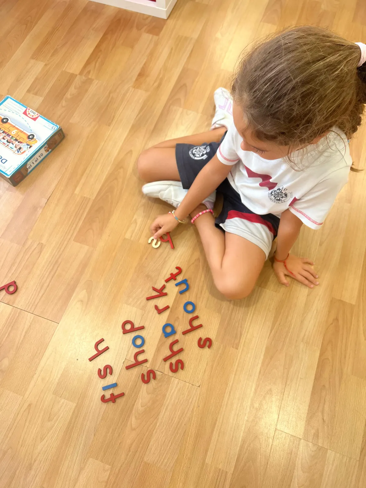 Participantes trabajando en parejas con tarjetas para segmentar palabras y ganar confianza en phonics.